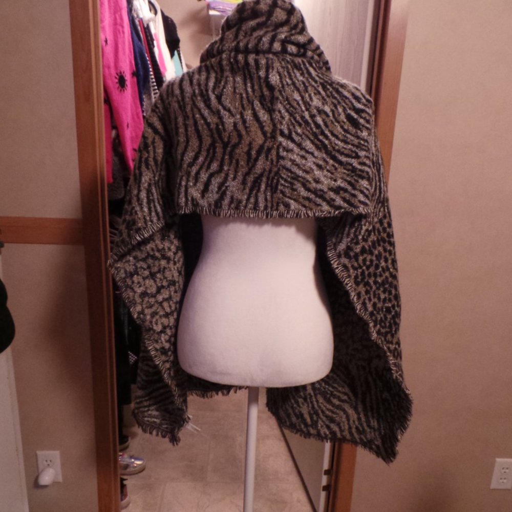 Michael Michael Kors Blanket Scarf/Wrap/Shawl - Picture 2 of 10